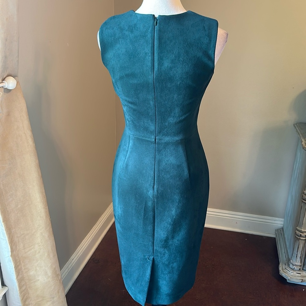 Calvin Klein sleeveless forest green sheath dress with gold zip in front - Picture 4 of 4